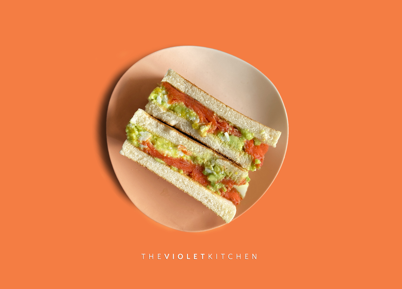 Sandwich salmone uovo sodo e avocado